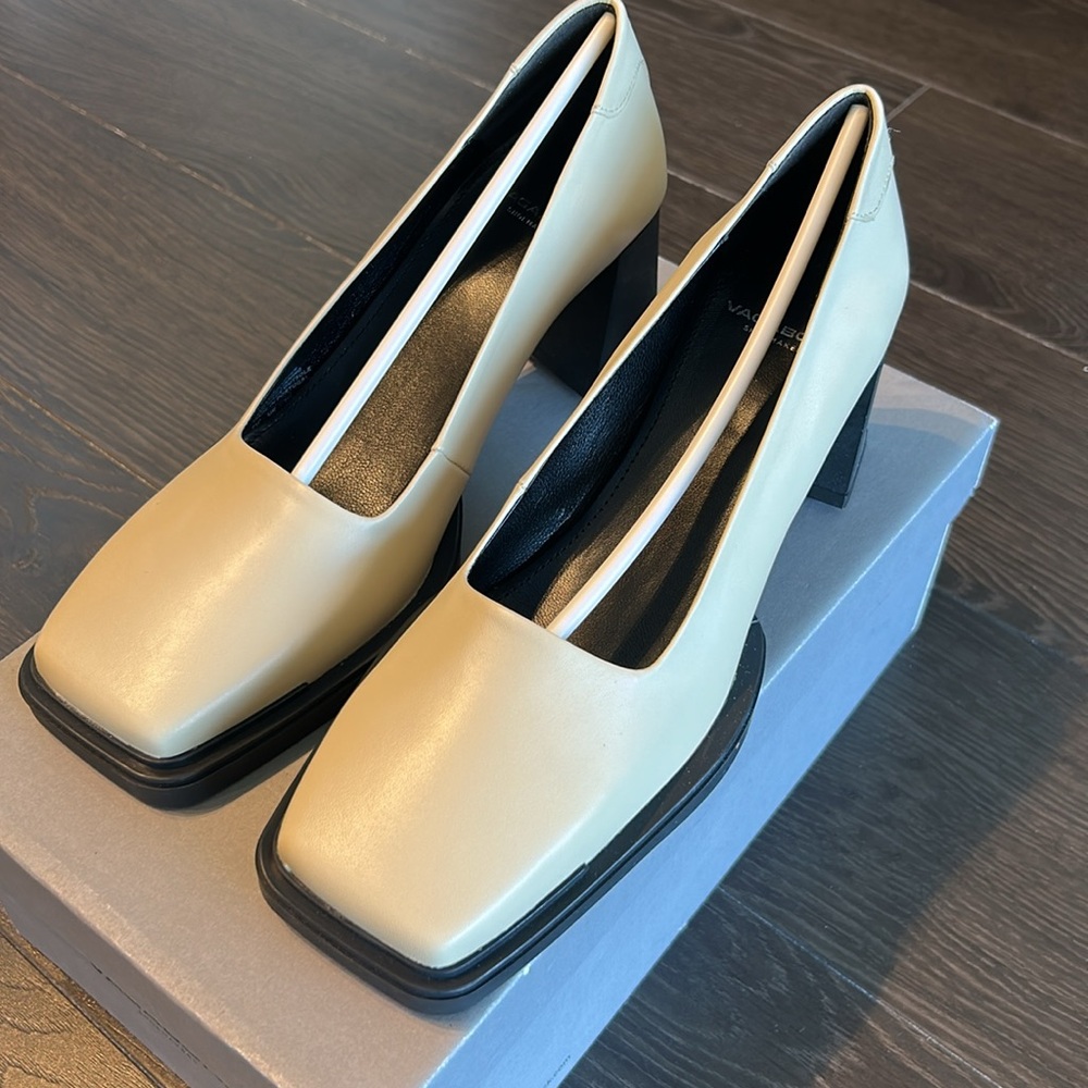 Vagabond Cream Heels with Square Toe